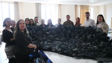 Üretim fazlası kumaşlar üniversitelilerin elinde kıyafet ve aksesuara dönüştü