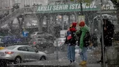 İstanbul'da toplu ulaşım ve trafik kilitlendi