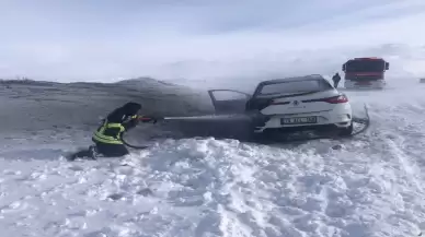 Erzurum'da seyir halindeki otomobil alevler içinde kaldı!
