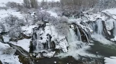 Van'ın yüksek dağlarıyla çevrili Muradiye Şelalesi beyaz bir örtüyle kaplandı