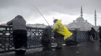 İstanbul'u büyüleyen Galata Kulesi ve Süleymaniye Camisi'nin kar altındaki görkemli görüntüsü!