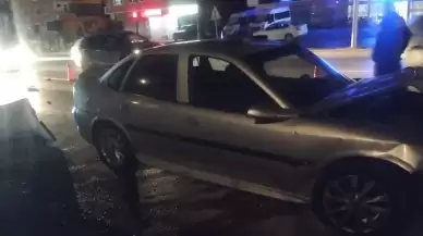 Ankara'da elektrik panosuna çarpan otomobildeki 2 kişi yaralandı