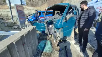 Artvin'de kamyonet bariyere çarptı: 2 yaralı