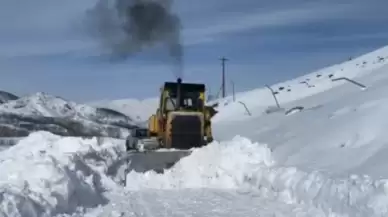 Tunceli’de kardan kapanan köy yolunu açmak için çalışmalar sürüyor