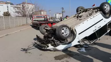 Iğdır'da refüje çarpan araç devrildi, 2 kişi yaralandı