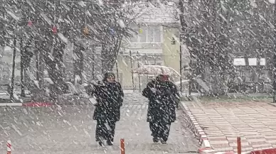 Gümüşhacıköy'de kar yağışı etkili oluyor, yollar zorlanıyor