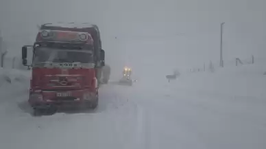 Kütahya'da kamyoncular dağda mahsur kaldı