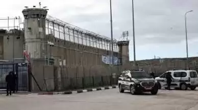 İsrail, Ofer Hapishanesi'nde Filistinli mahkumlara yönelik baskınları arttırıyor