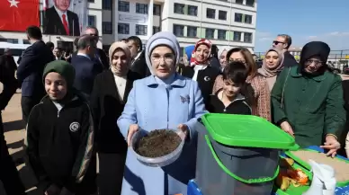 Emine Erdoğan, Gaziantep'te Karakuyu Ortaokulu'ndaki kütüphanenin açılışına katıldı