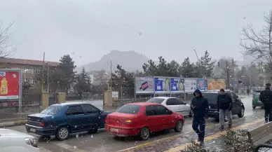 Çankırı'da şehir merkezine lapa lapa kar yağdı