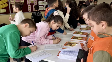 Minik yazarlar, engellilere destek olmak için okul okul geziyorlar