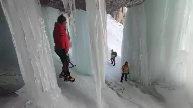 Van'da dağcılar eşsiz deneyim yaşadı: Buz tutan Sütun Şelalesi'nde tırmanış