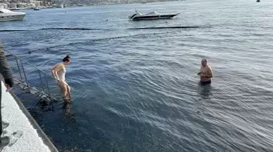 İstanbul'da karlı havada bir grup denize girdi