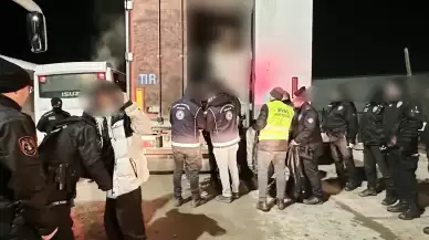 Sivas'ta tır dorsesinde 29 kaçak göçmen yakalandı,
