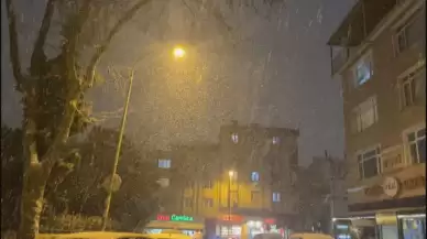 İstanbul'da kar yağışı etkisini sürdürüyor! Araçlar yolda kaldı