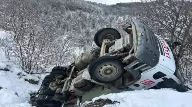Kastamonu'da meydana gelen yangında müdahaleye giden itfaiye aracı devrildi
