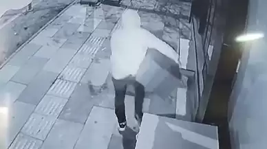 İş yeri önündeki dolabı çaldı, o anlar kamerada