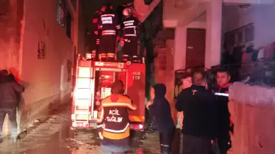 Diyarbakır'da ev yangını: Mahsur kalan aileyi itfaiye kurtardı