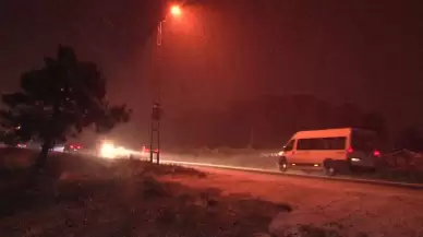 İstanbul'un Anadolu Yakası'nda kar yağışı devam ediyor