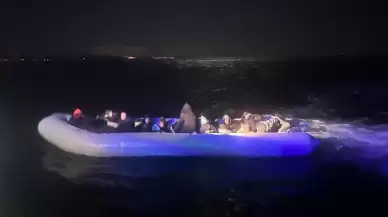 İzmir'de 28 düzensiz göçmen lastik bottan kurtarıldı