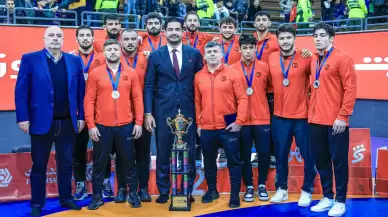 Milli güreşçiler Dünya Kupası’nda gümüş madalya kazandı