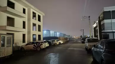 Adapazarı'nda sokak ortasında yaşanan silahlı kavga kamerada!