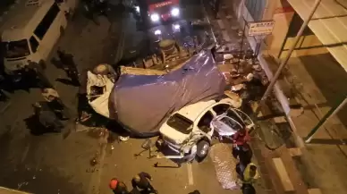 Şanlıurfa'da bir kamyon çarptığı otomobille birlikte üst geçitten düştü