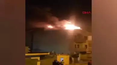 Mardin'de, 3 katlı binanın çatı katında yangın