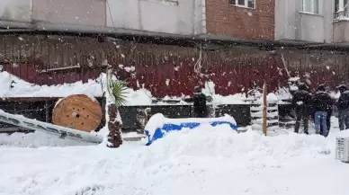 Samsun'da kar nedeniyle iş yerlerinin tenteleri çöktü
