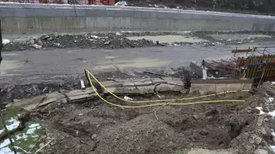 Kastamonu'da yaşanan sağanak yağış sonucu dere yatağındaki istinat duvarları çöktü