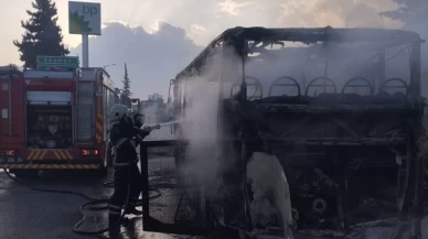 Adana'da toplu taşıma aracı alev alev yandı