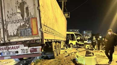 Nusaybin'de TIR ile yolcu minibüsü çarpıştı