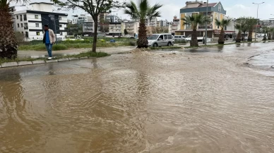 Aydın Efeler Fatih Mahallesi'nde su patlaması: Yol kapalı