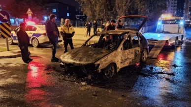 Mersin'de seyir halindeki otomobil yandı: Araç hurdaya döndü
