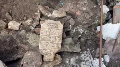 İstanbul'da çöken binanın altından tarihi mezar taşı çıktı