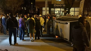 Sürcüsünün direksiyon hakimiyetini kaybettiği otomobil yan yattı