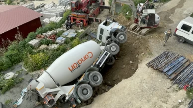 Kuşadası'nda beton mikseri çöken yolun çukuruna düştü