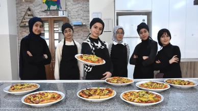 Vanlı öğrenciler hem pişiriyor, hem öğreniyor