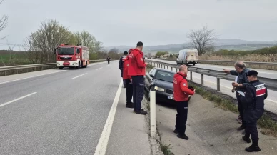 Balıkesir-Bursa Karayolu'nda kaza: Otomobil refüje uçtu, iki yaralı