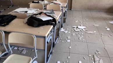 Ders dinleyen öğrencilerin üzerine tavan sıvası çöktü