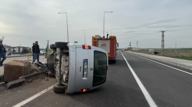 Batman’da hafif ticari araç aydınlatma direğine çarptı: 2 yaralı