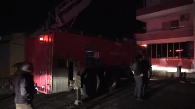 5 katlı binanın çatı katında çıkan yangın yürekleri ağıza getirdi