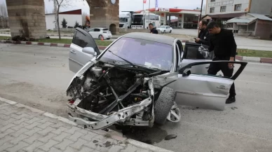 Van'da bir araç refüje girdi: 3 yaralı