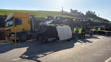 Antakya'da korkunç kaza: İşçi servisi tıra çarptı, ölü ve yaralılar var