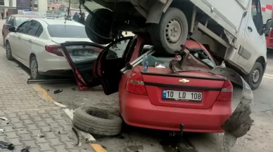 Otomobil park halindeki kamyonetin altına girdi: 3 yaralı