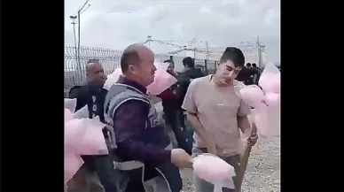 Bakan Yerlikaya'dan, pamuk şekeri satan engelli gence yardım eden polislere tebrik