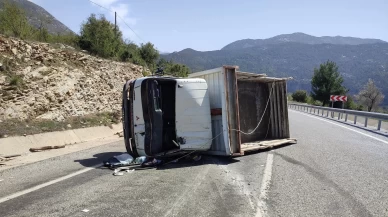 Antalya'da kamyonet devrildi: 2 yaralı