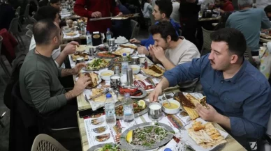 Adana'da ilk iftarda kebapçılar doldu taştı