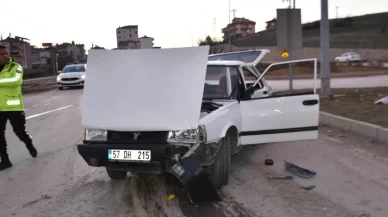 Sinop'ta iki otomobilin çarpıştığı kazada 3 kişi yaralandı