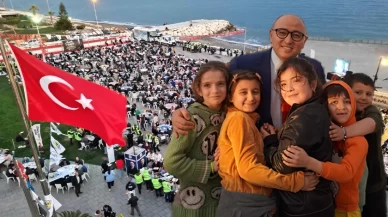 Mersin Erdemli’de deniz kenarında 5 bin kişi iftarda buluştu